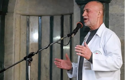 Dokter di Gaza Pimpin Shalat Jum'at Untuk Sebarkan Kesadaran Tentang Virus Corona